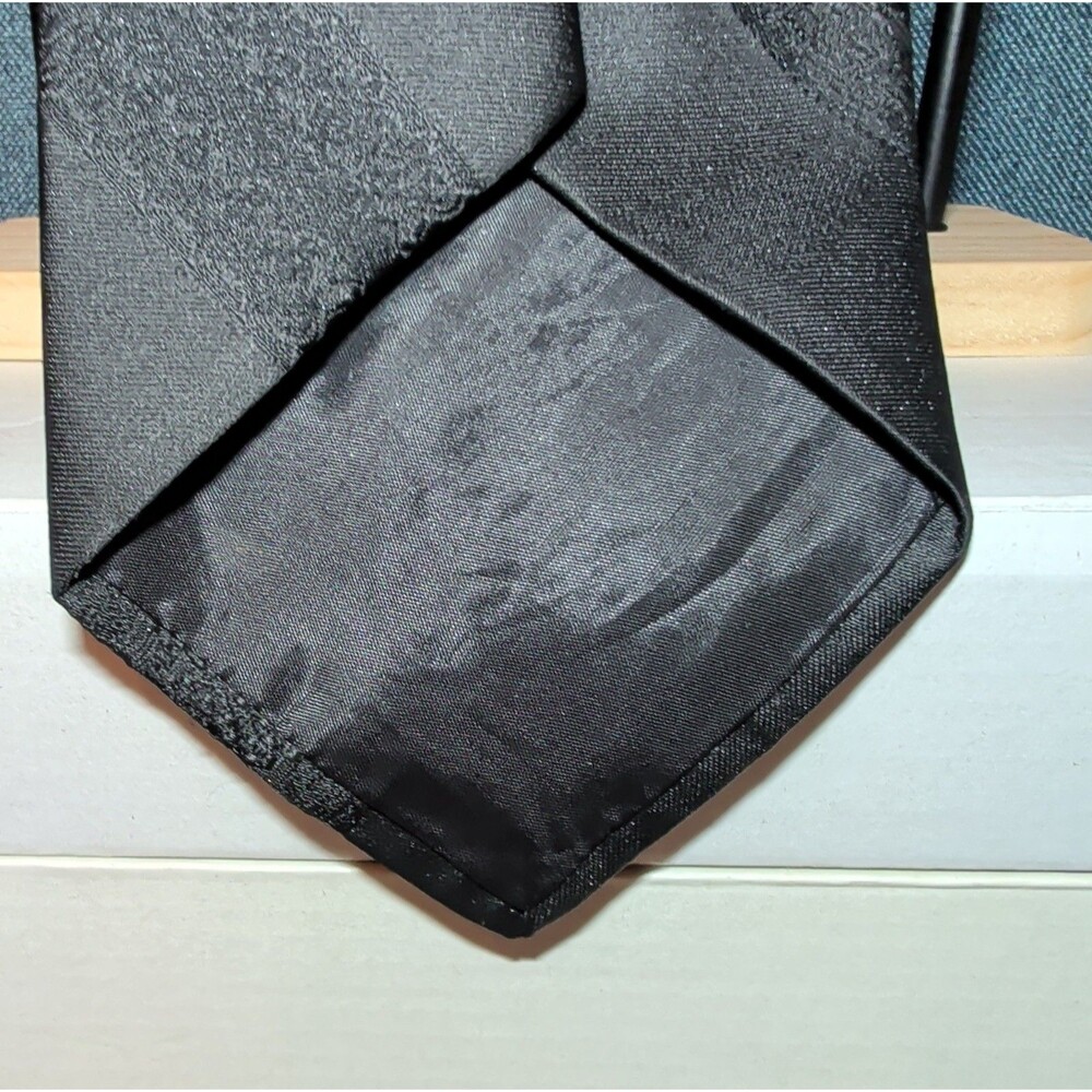 Vintage Black Jacquard Silk Necktie Wavy Geometric Stripe Heraldic Crest Tie - Picture 6 of 16